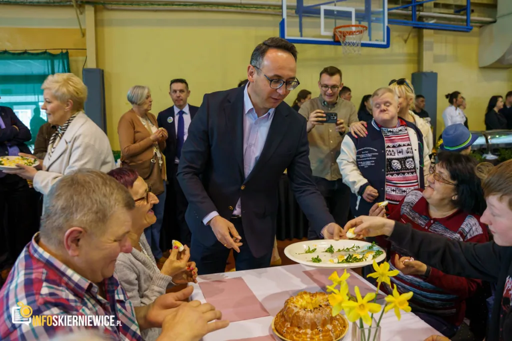tlumy na pierwszym wielkanocnym spotkaniu mieszkancow skierniewic 59 z 76