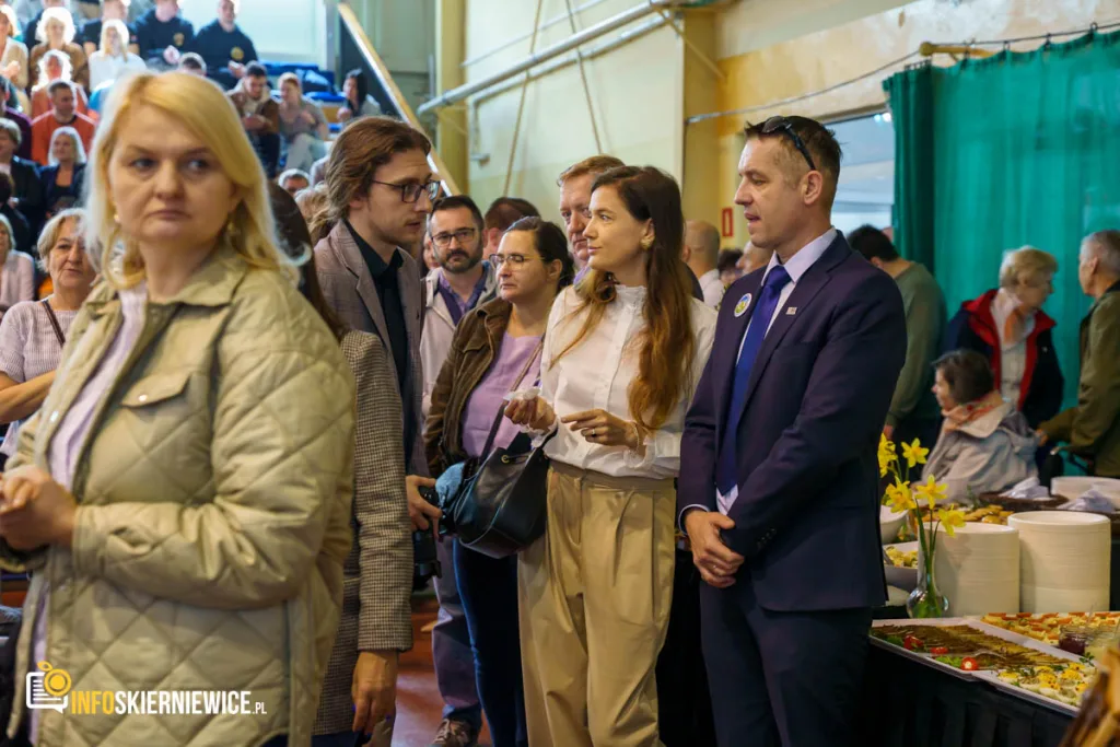 tlumy na pierwszym wielkanocnym spotkaniu mieszkancow skierniewic 66 z 76