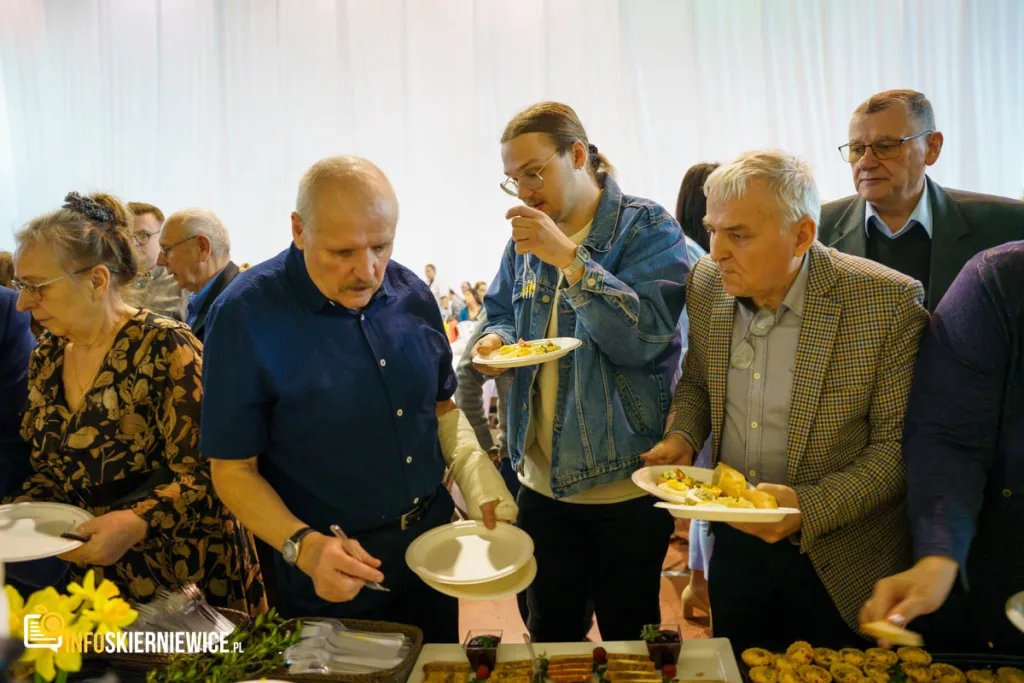 tlumy na pierwszym wielkanocnym spotkaniu mieszkancow skierniewic 71 z 76