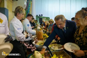 tlumy na pierwszym wielkanocnym spotkaniu mieszkancow skierniewic 72 z 76