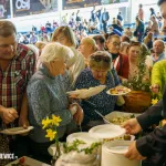 tlumy na pierwszym wielkanocnym spotkaniu mieszkancow skierniewic 73 z 76
