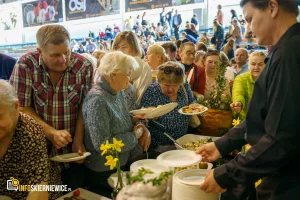 tlumy na pierwszym wielkanocnym spotkaniu mieszkancow skierniewic 73 z 76