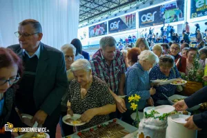 tlumy na pierwszym wielkanocnym spotkaniu mieszkancow skierniewic 74 z 76