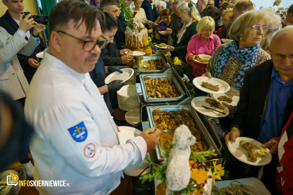 tlumy na pierwszym wielkanocnym spotkaniu mieszkancow skierniewic 76 z 76