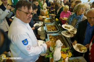 tlumy na pierwszym wielkanocnym spotkaniu mieszkancow skierniewic 76 z 76