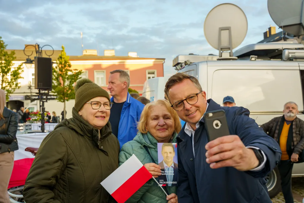 afal trzaskowski w skierniewicach przed cisza wyborcza wiec wyborczy i apel o mobilizacje 96 z 105