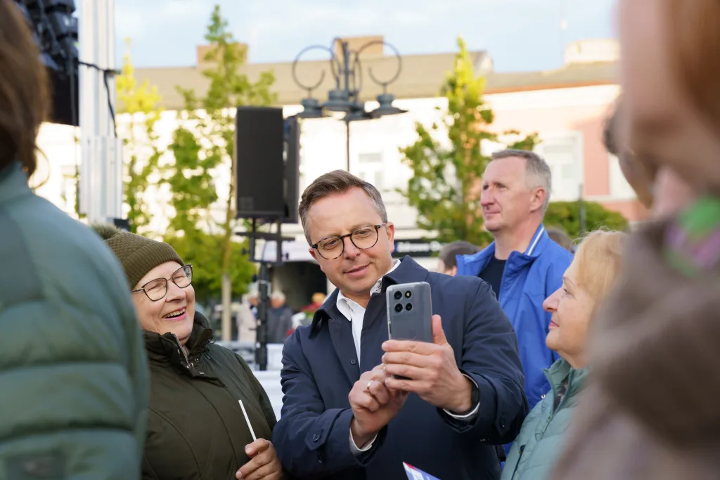 afal trzaskowski w skierniewicach przed cisza wyborcza wiec wyborczy i apel o mobilizacje 97 z 105