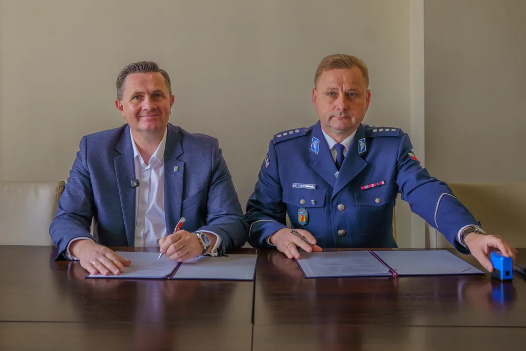 145 tysięcy złotych na dodatkowe patrole policji w Skierniewicach – więcej mundurowych na ulicach w 2025 roku 4 Prezydent Skierniewic i Komendant Policji podpisują porozumienie o dodatkowych patrolach