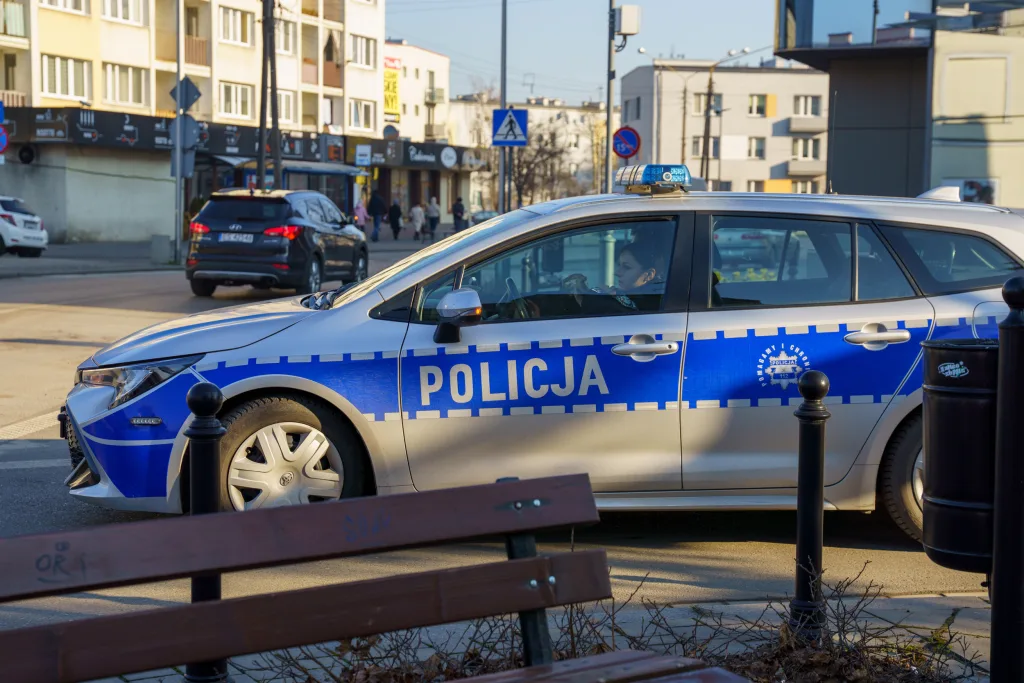 Radiowóz policyjny patroluje centrum Skierniewic w ramach dodatkowych służb w 2025 roku