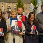 Politycy Koalicji Obywatelskiej, Lewicy i PSL z materiałami wyborczymi Rafała Trzaskowskiego podczas wydarzenia w Skierniewicach 24 maja 2025 roku