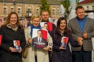 Skierniewice: Skrzydlewska ostro o Nawrockim – „Lepszy w ustawce niż w debacie”. Politycy apelowali o poparcie dla Trzaskowskiego 12 Politycy Koalicji Obywatelskiej, Lewicy i PSL z materiałami wyborczymi Rafała Trzaskowskiego podczas wydarzenia w Skierniewicach 24 maja 2025 roku