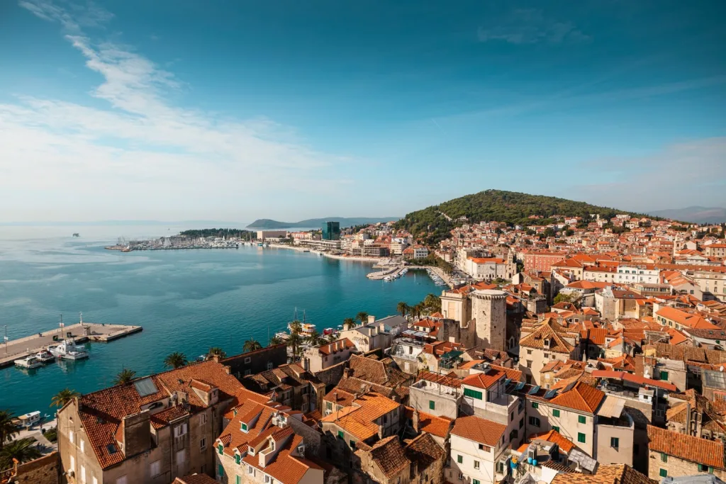 Widok na Split w Chorwacji, dokąd planowane jest rozszerzenie połączenia kolejowego z Polski