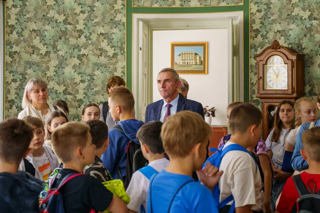 Młodzi uczniowie z Michowic odwiedzili Starostwo Powiatowe w Skierniewicach 33 spotkanie w starostwie szkola podstawowa 11 z 34