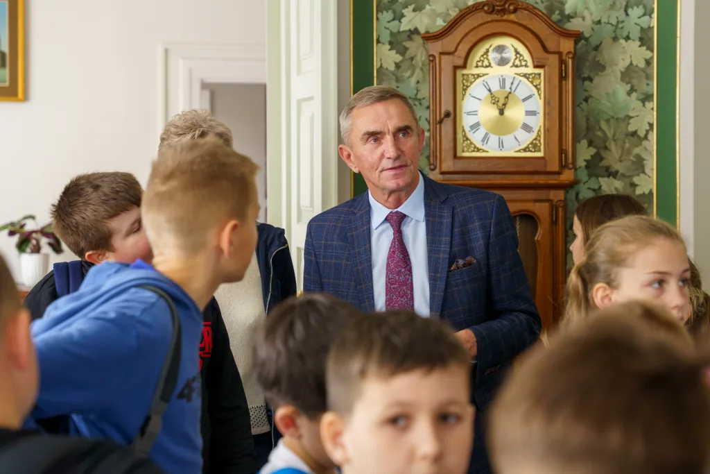 Młodzi uczniowie z Michowic odwiedzili Starostwo Powiatowe w Skierniewicach 33 spotkanie w starostwie szkola podstawowa 12 z 34