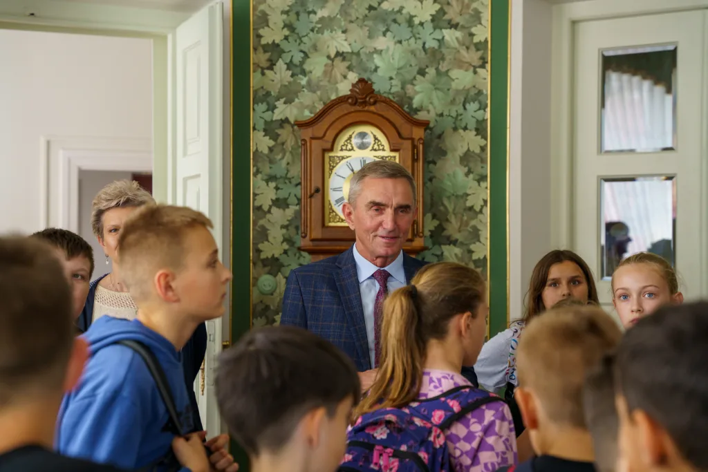 Młodzi uczniowie z Michowic odwiedzili Starostwo Powiatowe w Skierniewicach 38 spotkanie w starostwie szkola podstawowa 14 z 34