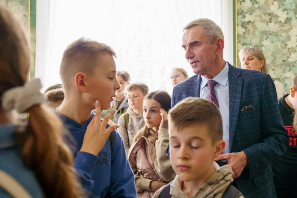 Młodzi uczniowie z Michowic odwiedzili Starostwo Powiatowe w Skierniewicach 33 spotkanie w starostwie szkola podstawowa 6 z 34