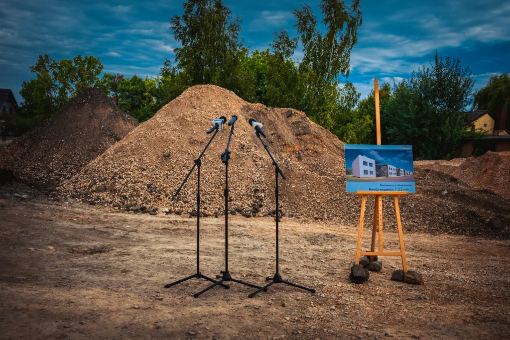 Plac budowy osiedla przy ul. Miedniewickiej w Skierniewicach, wrzesień 2023, przed podpisaniem umowy inwestycyjnej