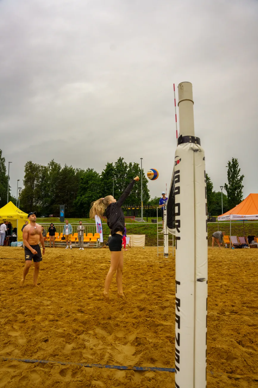 Turniej siatkówki plażowej Skierniewice 2025: miksty walczyły mimo deszczu 36 dsc09297