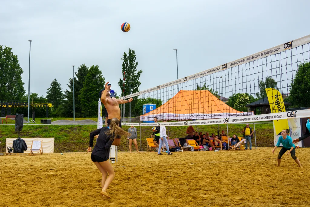 Turniej siatkówki plażowej Skierniewice 2025: miksty walczyły mimo deszczu 36 dsc09305