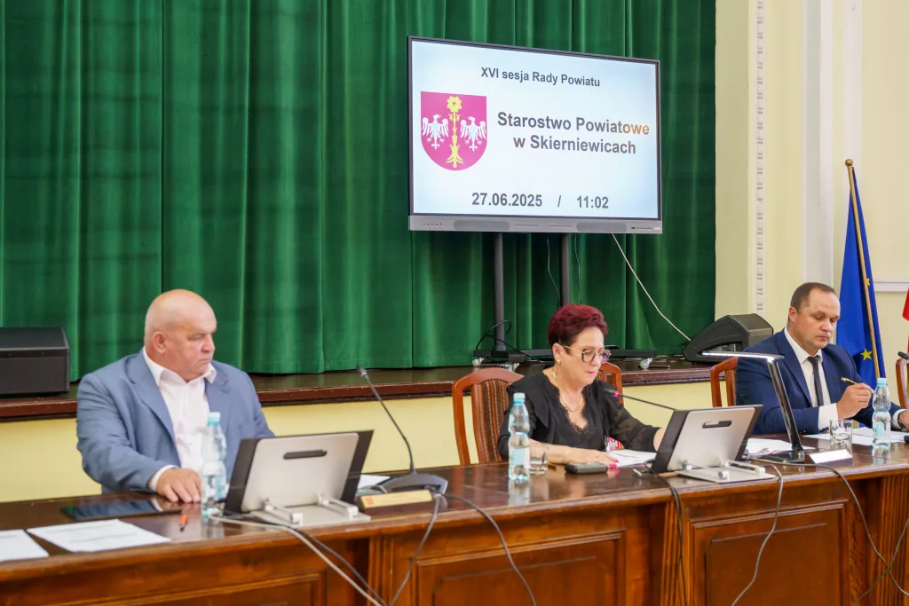 miroslaw belina i zarzad powiatu skierniewickiego z jednoglosnym absolutorium za 2024 rok 2 z 44