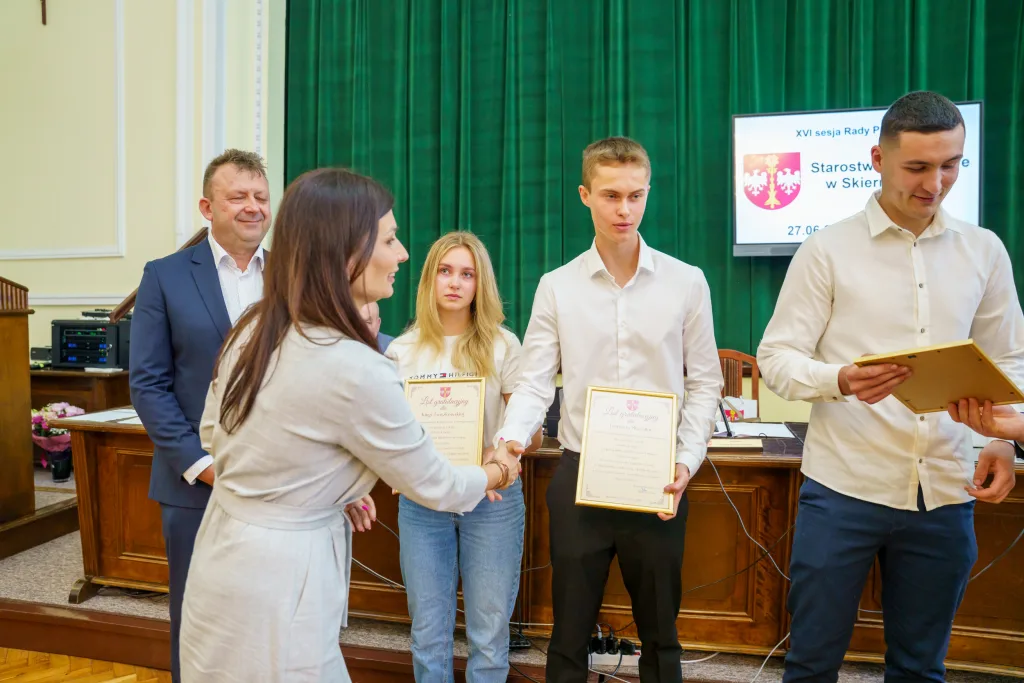 miroslaw belina i zarzad powiatu skierniewickiego z jednoglosnym absolutorium za 2024 rok 22 z 44