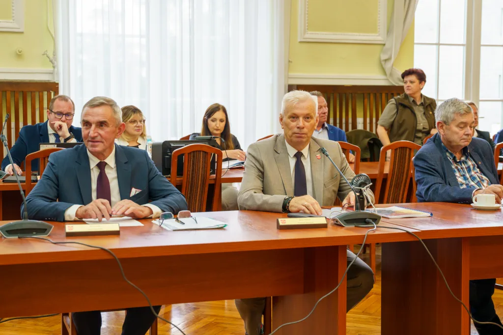Mirosław Belina i Zarząd Powiatu Skierniewickiego z jednogłośnym absolutorium za 2024 rok 34 miroslaw belina i zarzad powiatu skierniewickiego z jednoglosnym absolutorium za 2024 rok 3 z 44