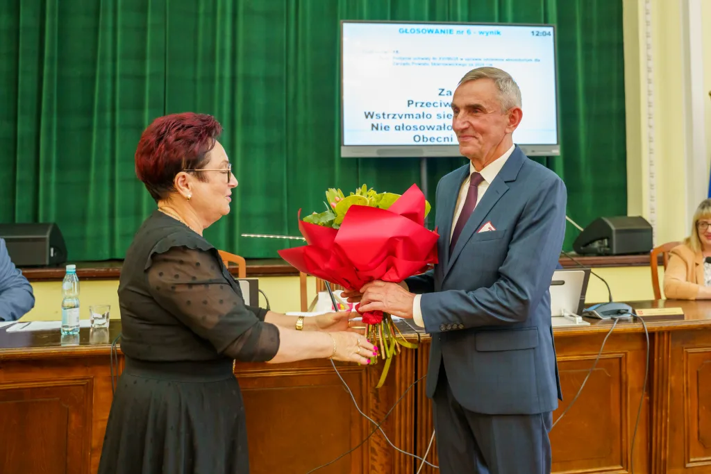 miroslaw belina i zarzad powiatu skierniewickiego z jednoglosnym absolutorium za 2024 rok 31 z 44
