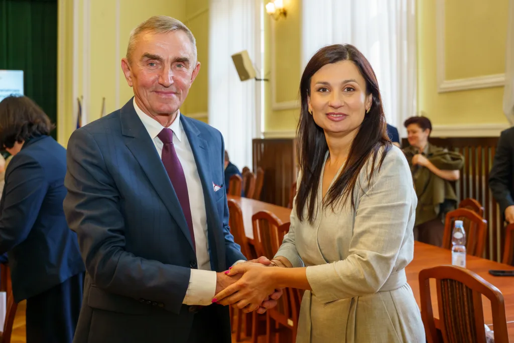 miroslaw belina i zarzad powiatu skierniewickiego z jednoglosnym absolutorium za 2024 rok 36 z 44