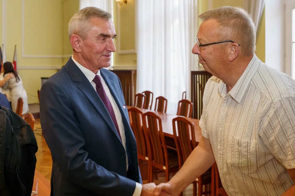 miroslaw belina i zarzad powiatu skierniewickiego z jednoglosnym absolutorium za 2024 rok 37 z 44