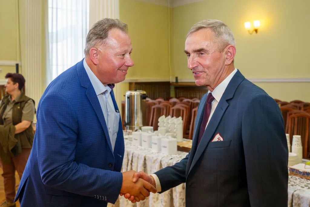 miroslaw belina i zarzad powiatu skierniewickiego z jednoglosnym absolutorium za 2024 rok 39 z 44