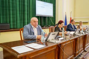 miroslaw belina i zarzad powiatu skierniewickiego z jednoglosnym absolutorium za 2024 rok 4 z 44