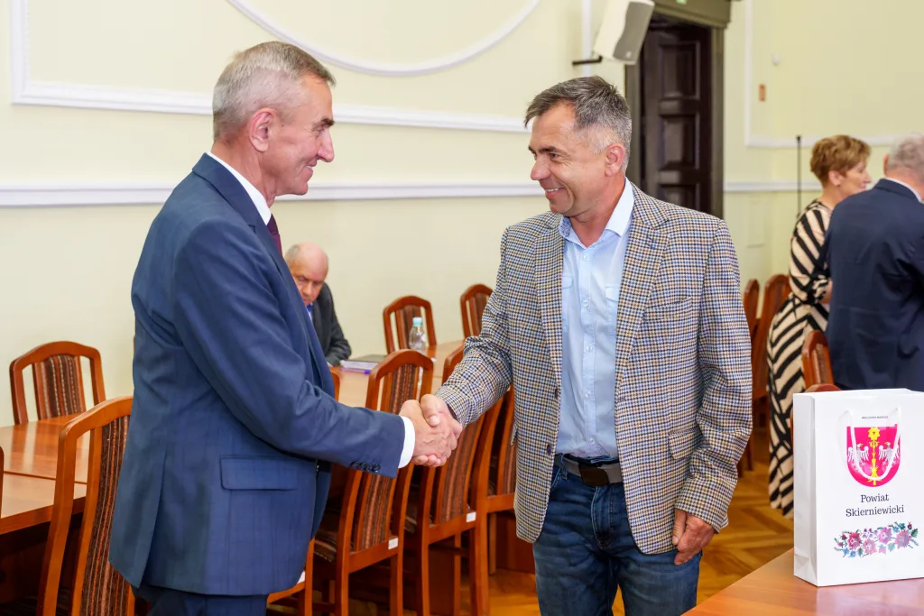 miroslaw belina i zarzad powiatu skierniewickiego z jednoglosnym absolutorium za 2024 rok 40 z 44