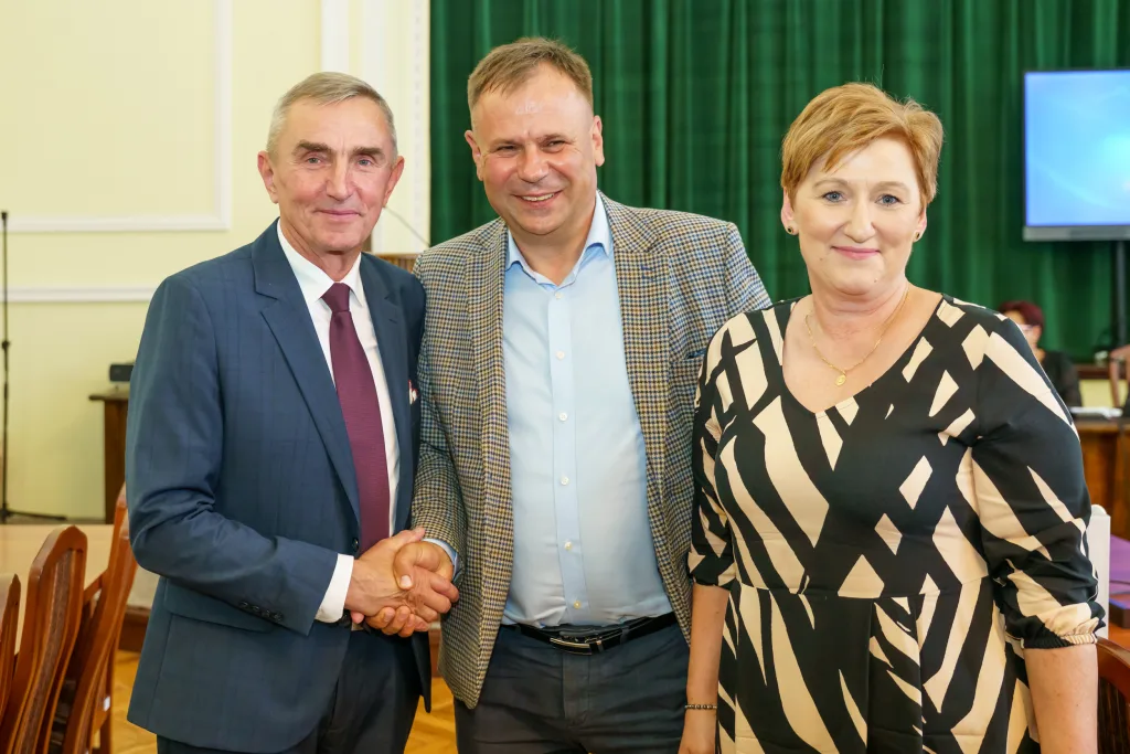 miroslaw belina i zarzad powiatu skierniewickiego z jednoglosnym absolutorium za 2024 rok 41 z 44
