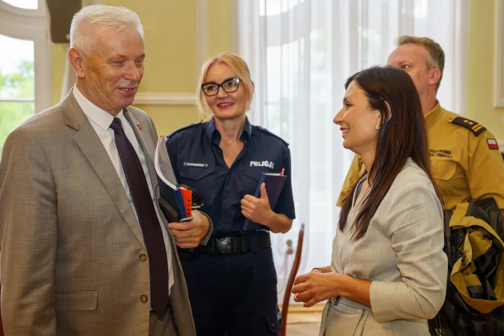 miroslaw belina i zarzad powiatu skierniewickiego z jednoglosnym absolutorium za 2024 rok 42 z 44