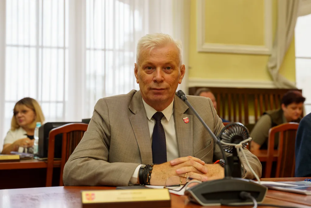 miroslaw belina i zarzad powiatu skierniewickiego z jednoglosnym absolutorium za 2024 rok 7 z 44