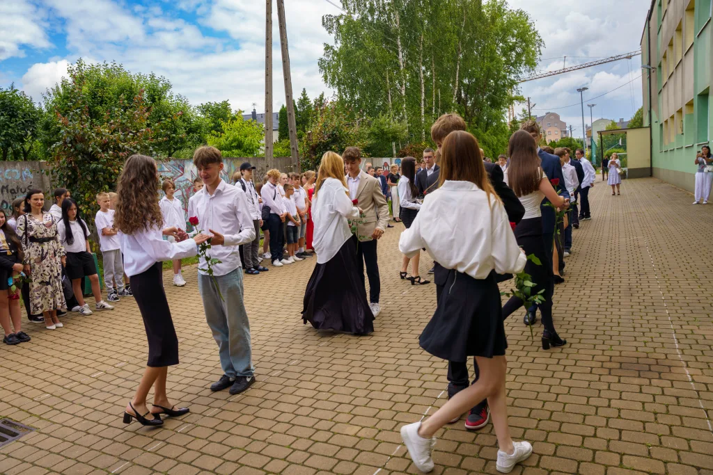 polonez osmoklasistow z sp nr 1 w skierniewicach na zakonczenie roku szkolnego 2024 2025 13 z 50
