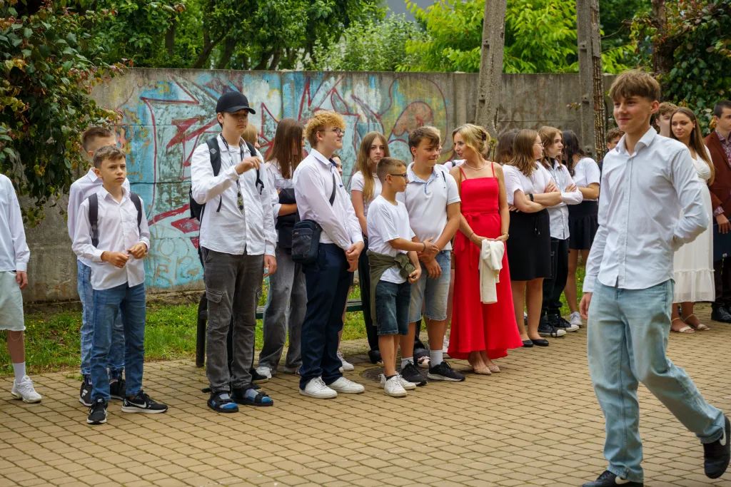 polonez osmoklasistow z sp nr 1 w skierniewicach na zakonczenie roku szkolnego 2024 2025 17 z 50