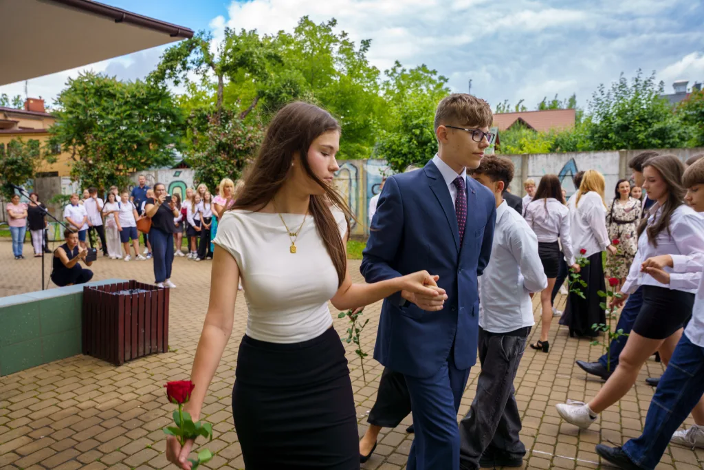 polonez osmoklasistow z sp nr 1 w skierniewicach na zakonczenie roku szkolnego 2024 2025 19 z 50