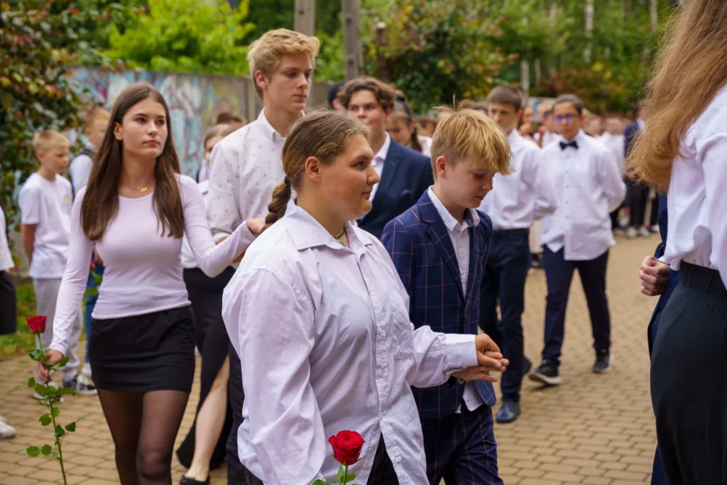 polonez osmoklasistow z sp nr 1 w skierniewicach na zakonczenie roku szkolnego 2024 2025 2 z 50