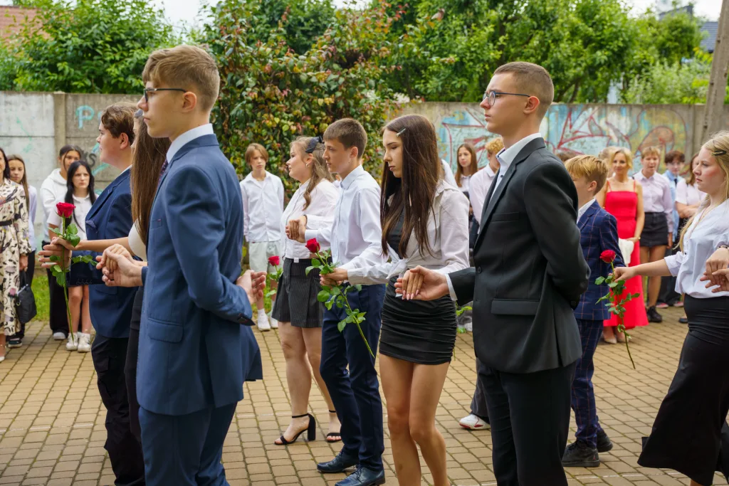 polonez osmoklasistow z sp nr 1 w skierniewicach na zakonczenie roku szkolnego 2024 2025 21 z 50