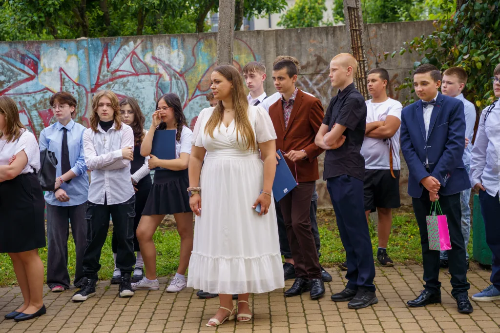 polonez osmoklasistow z sp nr 1 w skierniewicach na zakonczenie roku szkolnego 2024 2025 24 z 50