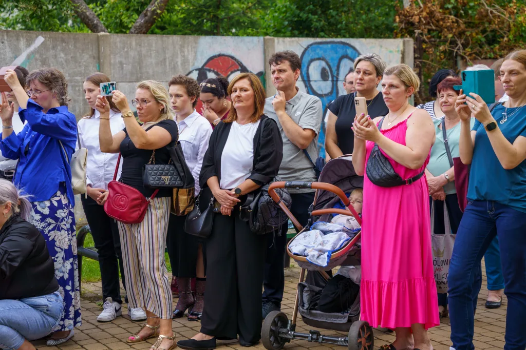 polonez osmoklasistow z sp nr 1 w skierniewicach na zakonczenie roku szkolnego 2024 2025 26 z 50