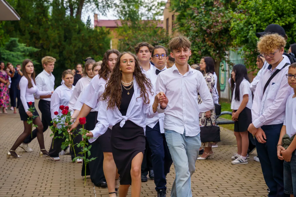 polonez osmoklasistow z sp nr 1 w skierniewicach na zakonczenie roku szkolnego 2024 2025 28 z 50