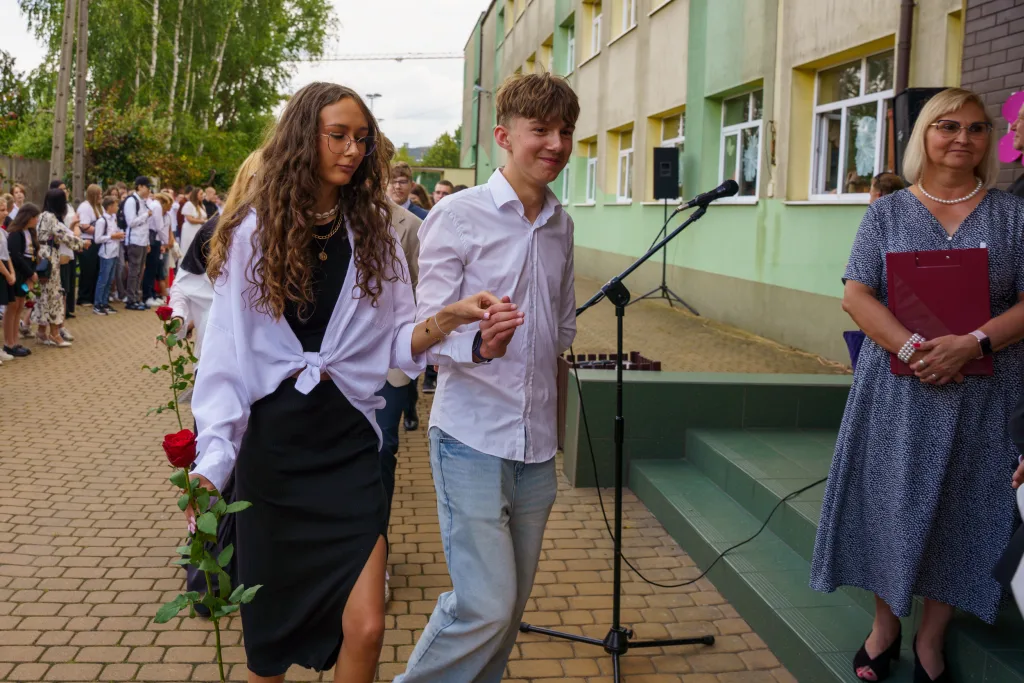 polonez osmoklasistow z sp nr 1 w skierniewicach na zakonczenie roku szkolnego 2024 2025 31 z 50