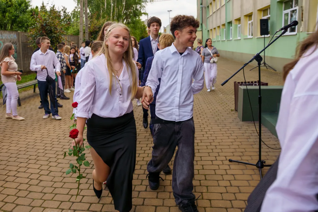 polonez osmoklasistow z sp nr 1 w skierniewicach na zakonczenie roku szkolnego 2024 2025 32 z 50