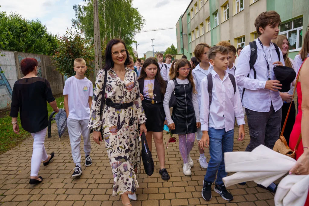 polonez osmoklasistow z sp nr 1 w skierniewicach na zakonczenie roku szkolnego 2024 2025 33 z 50