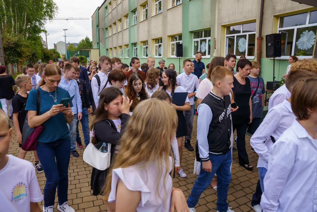 polonez osmoklasistow z sp nr 1 w skierniewicach na zakonczenie roku szkolnego 2024 2025 34 z 50