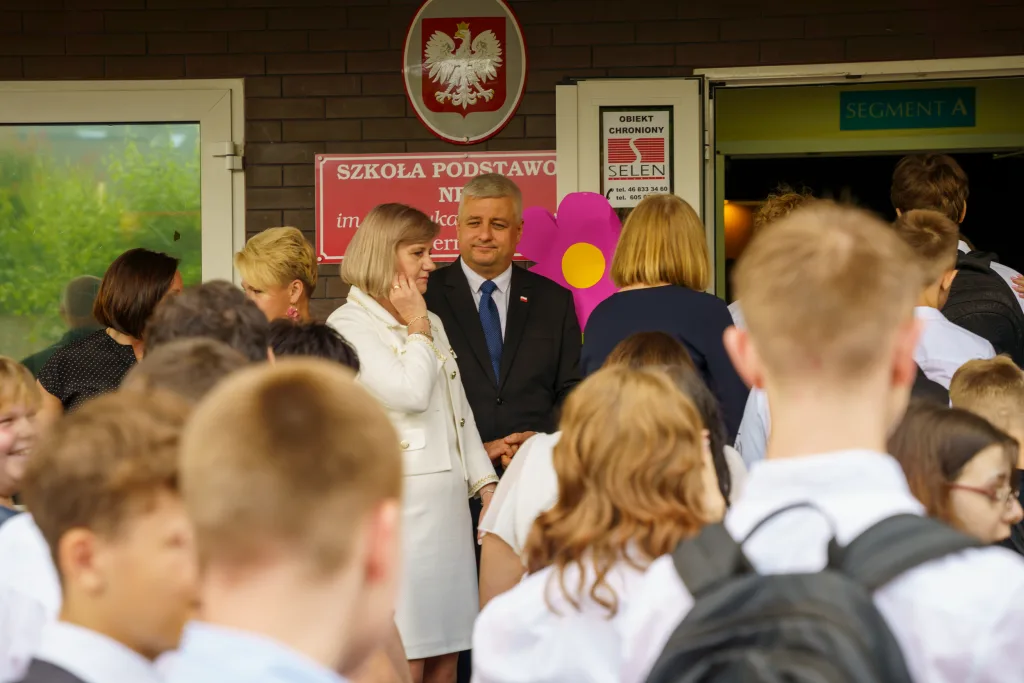 polonez osmoklasistow z sp nr 1 w skierniewicach na zakonczenie roku szkolnego 2024 2025 35 z 50