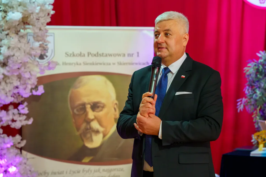 polonez osmoklasistow z sp nr 1 w skierniewicach na zakonczenie roku szkolnego 2024 2025 36 z 50