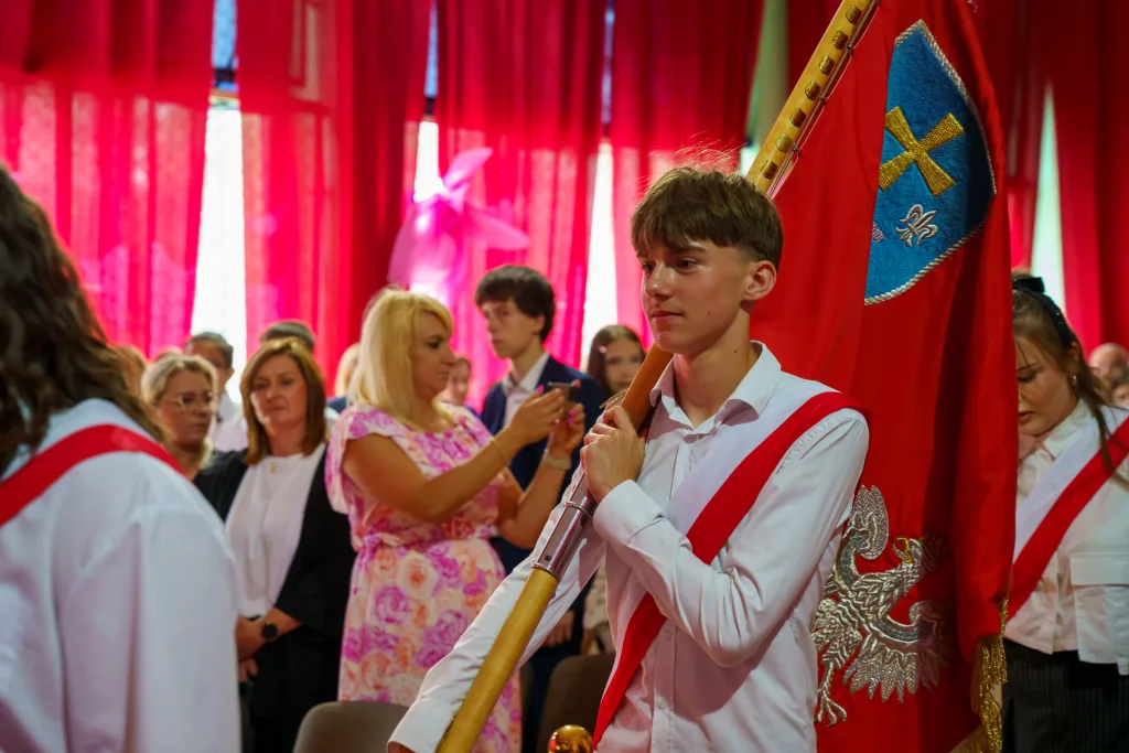 polonez osmoklasistow z sp nr 1 w skierniewicach na zakonczenie roku szkolnego 2024 2025 40 z 50